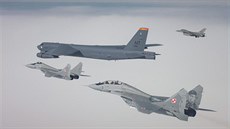 Americký bombardér B-52 v doprovodu polských stíhaček F-16 a MiG-29