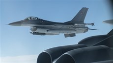 Americký bombardér B-52 v doprovodu dánské stíhačky F-16