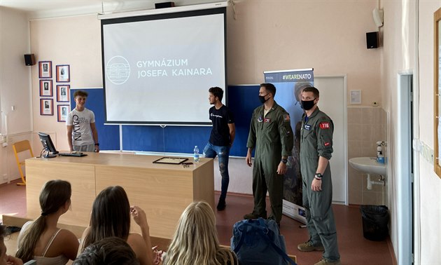 Jointy Sky 2020 - Beseda s piloty USAF na Gymnáziu Josefa Kainara v Hluín...