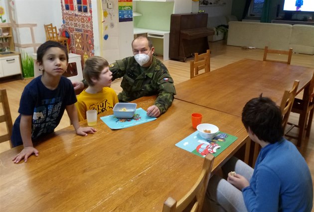 Vojáci kvůli koronaviru zajišťují kompletně chod dětského domova v Řepištích na...