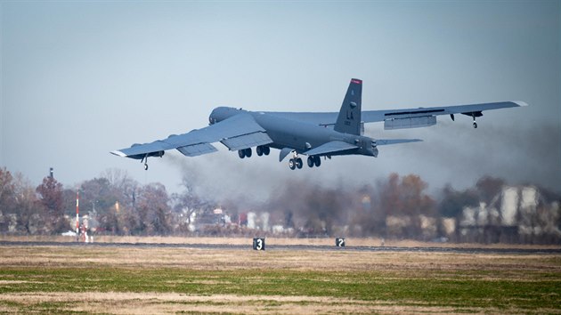 Bombardér B-52 startuje na misi na Blízkém východě z americké základny Barksdale
