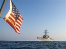 Torpdoborec USS John Paul Jones vyzbrojen zenmi stelami doprovz...