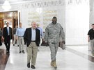 Americký generál Lloyd Austin s ministrem obrany Robertem Gatesem v Bagdádu