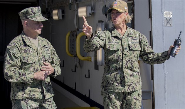 Amy Bauernschmidtová je první ženou, která bude velet americké letadlové lodi