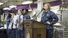 Amy Bauernschmidtová je první ženou, která bude velet americké letadlové lodi