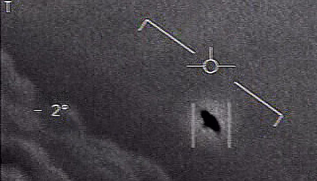 Odtajněné záběry neidentifikovatelných létajících objektů pořízené americkým...