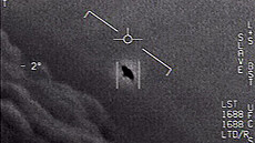 Odtajněné záběry neidentifikovatelných létajících objektů pořízené americkým...