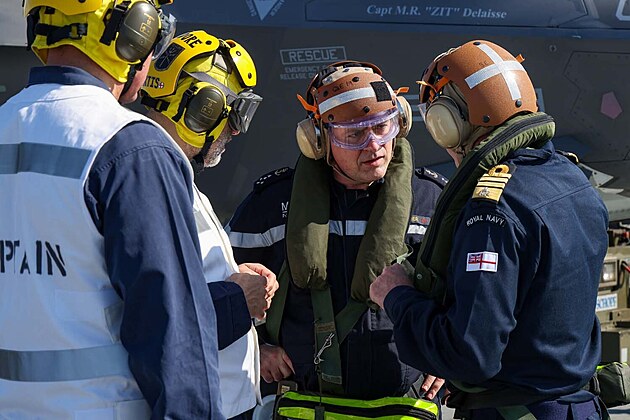 Britská letadlová lo HMS Queen Elizabeth