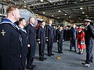 Britsk krlovna Albta II. na palub letadlov lodi HMS Queen Elizabeth v...