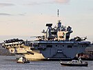 Letadlov lo HMS Queen Elizabeth v pstavu v Portsmouth ped prvnm operanm...