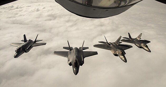 Dva norské letouny F-35 (vlevo) a dva americké stroje F-22 Raptor během cvičení...
