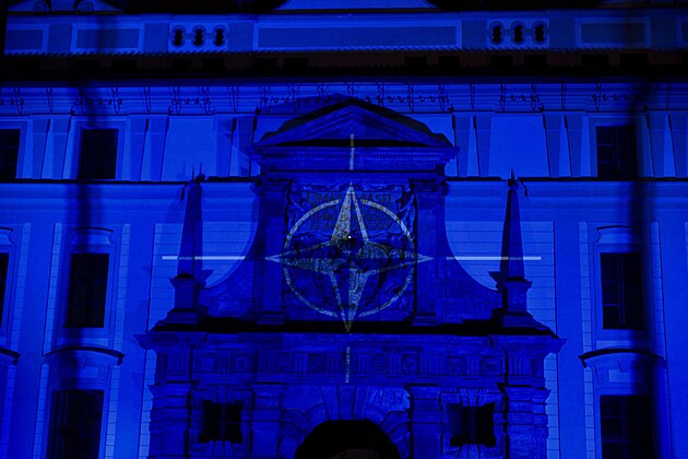 Pražský hrad v modrém u příležitosti summitu NATO (13.6.2021)