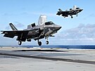 Letouny F-35B pistvaj na palub britsk letadlov lodi HMS Queen Elizabeth