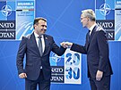 Premiér Severní Makedonie Zoran Zajev s éfem NATO Jensem Stoltenbergem na...
