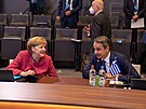Angela Merkelov a eck premir Kyriakos Mitsotakis na summitu NATO 2021 v...