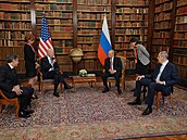 Americký prezident Joe Biden se svým ruským protějškem Vladimirem Putinem na...