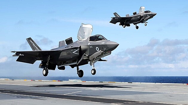 Letouny F-35B pistvaj na palub britsk letadlov lodi HMS Queen Elizabeth