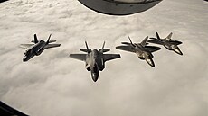 Dva norské letouny F-35 (vlevo) a dva americké stroje F-22 Raptor bhem cviení...