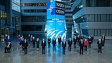 Společná fotografie hlav států a premiérů na summitu NATO 2021 v Bruselu. Zcela...