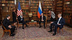 Americký prezident Joe Biden se svým ruským protějškem Vladimirem Putinem na...