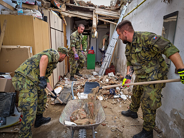 Vojáci pomáhají pi záchranných pracích po niivém tornádu na jihu Moravy
