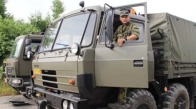 Petr Kalfas v civilu řídí zemní stroje, v Aktivní záloze je řidičem tatry