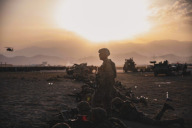 Vojáci americké 10. horské divize střeží mezinárodní letiště v afghánském...