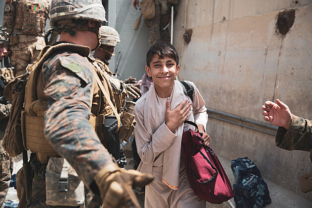 Amerití mariáci zajiují evakuaci Afghánc z kábulského letit (18. srpna...