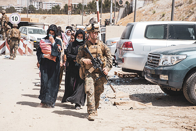 Američtí mariňáci eskortují Afghánce k evakuaci na kábulské letiště (19. srpna)