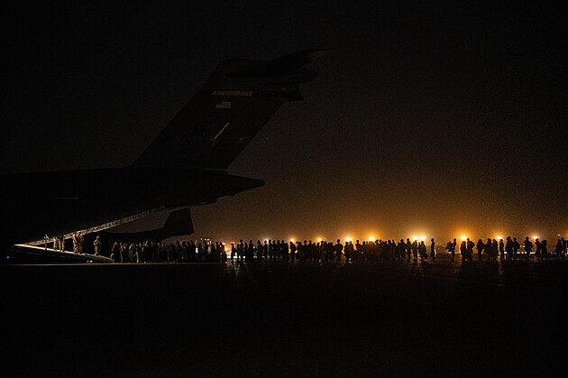 Evakuace afghánských spolupracovníků z Kábulu americký letounem C-17...