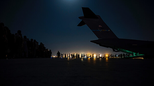 Nástup k evakuaci do amerického transportního letounu C-17 Globemaster na...