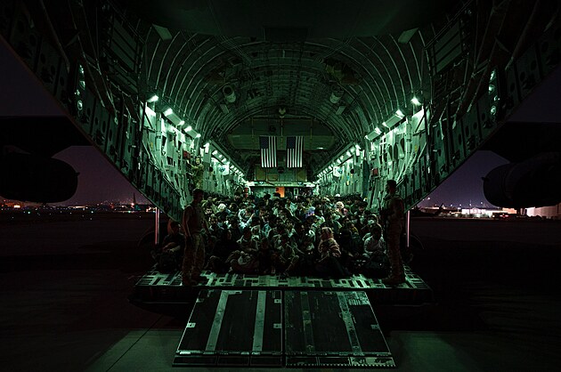 Zaplněný letoun C-17 během evakuační operace z kábulského letiště (21. srpna...