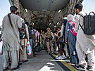 Americk ozbrojen sly evakuuj Afghnce letounem C-17 Globemaster III z...