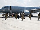 Maart vojci eskortuj evakuovan Afghnce k letoun maarskch vzdunch...