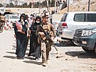 Amerit marici eskortuj Afghnce k evakuaci na kbulsk letit (19. srpna)