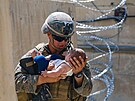 Americk marik utiuje afghnskho kojence, zatmco jeho matka prochz...