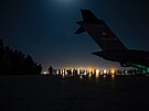 Nstup k evakuaci do americkho transportnho letounu C-17 Globemaster na...