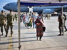 Plet evakuovanch Afghnc na americkou zkladnu Sigonella na Siclii (21....