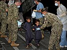 Plet evakuovanch Afghnc na americkou zkladnu Sigonella na Siclii (22....