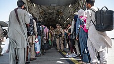 Americké ozbrojené síly evakuují Afghánce letounem C-17 Globemaster III z...