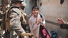 Amerití mariáci zajiují evakuaci Afghánc z kábulského letit (18. srpna...