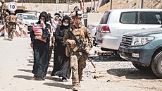 Amerití mariáci eskortují Afghánce k evakuaci na kábulské letit (19. srpna)