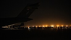 Evakuace afghánských spolupracovník z Kábulu americký letounem C-17...