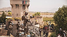 Americká námořní pěchota střeží kábulské letiště (20. srpna 2021)