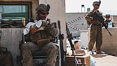 Písluník americké námoní pchoty tií afghánského kojence bhem ekání na...