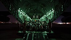 Zaplnný letoun C-17 bhem evakuaní operace z kábulského letit (21. srpna...