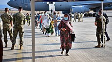 Přílet evakuovaných Afghánců na americkou základnu Sigonella na Sicílii (21....