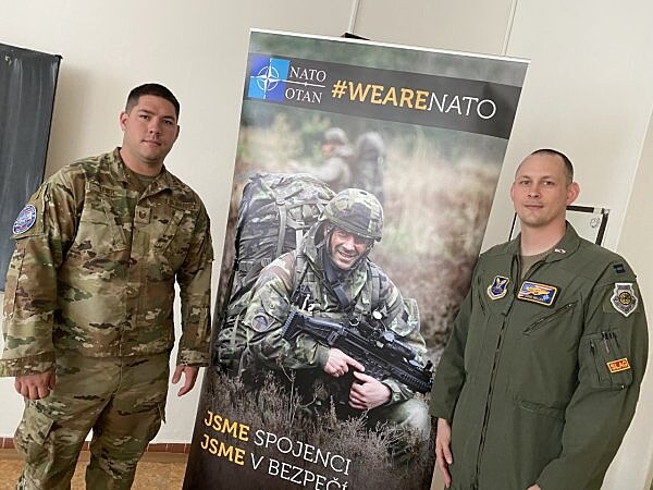 Joint Sky 2021 - besedy zahraničních pilotů na školách před Dny NATO v Ostravě.
