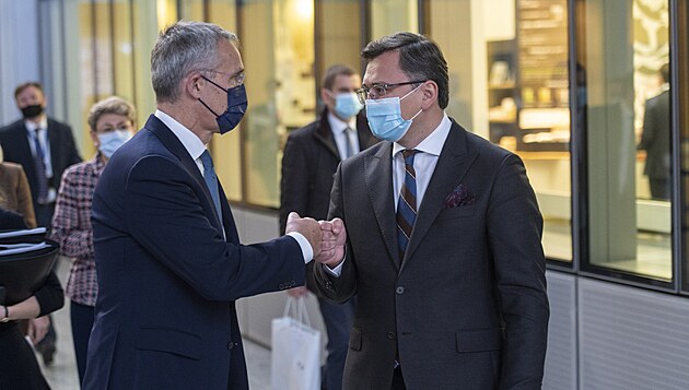 Šéf NATO Jens Stoltenberg a ukrajinský ministr zahraničí Dmytro Kuleba