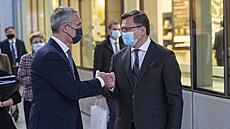 Šéf NATO Jens Stoltenberg a ukrajinský ministr zahraničí Dmytro Kuleba